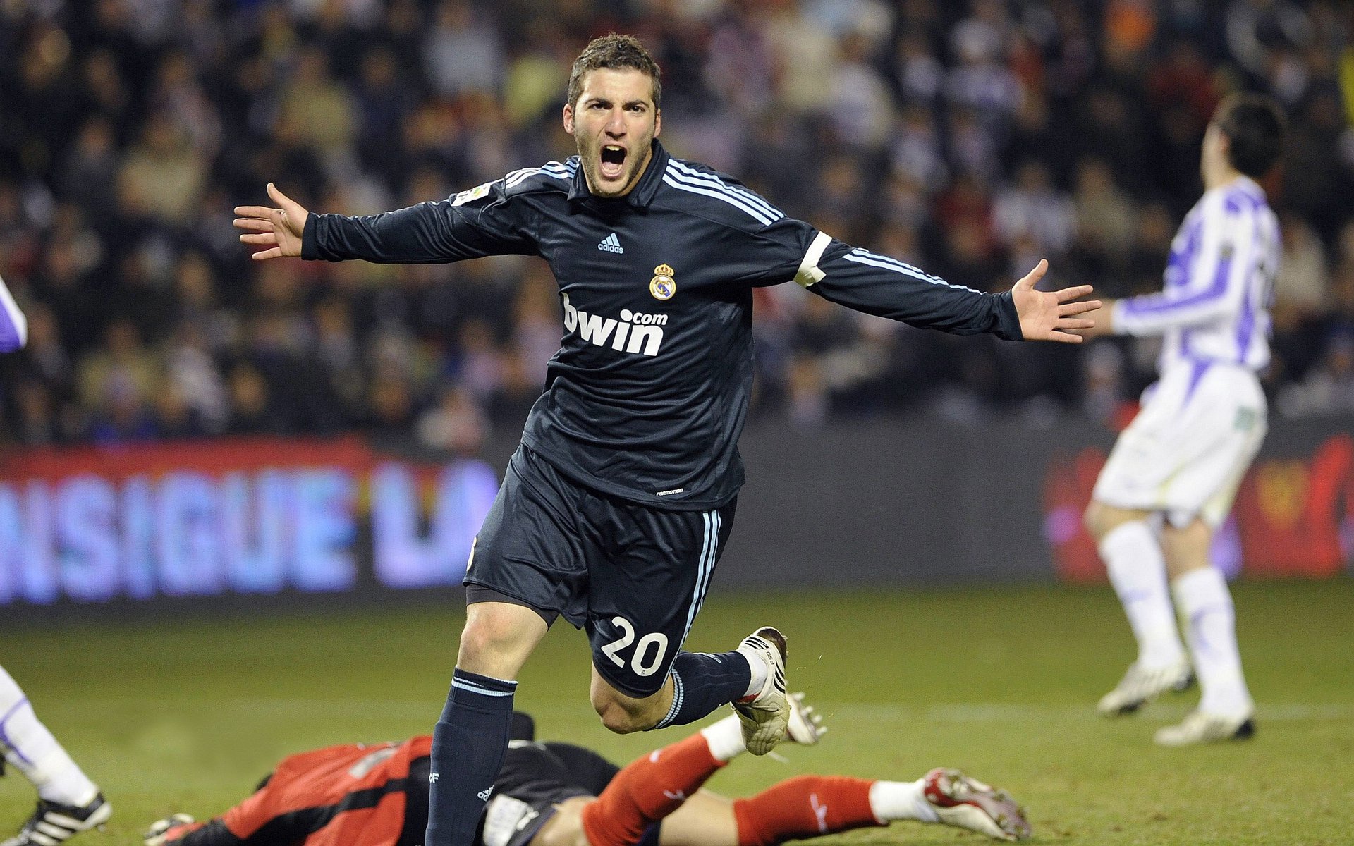 夜跑灯光秀，照亮城市的运动夜晚，夜跑灯实用吗